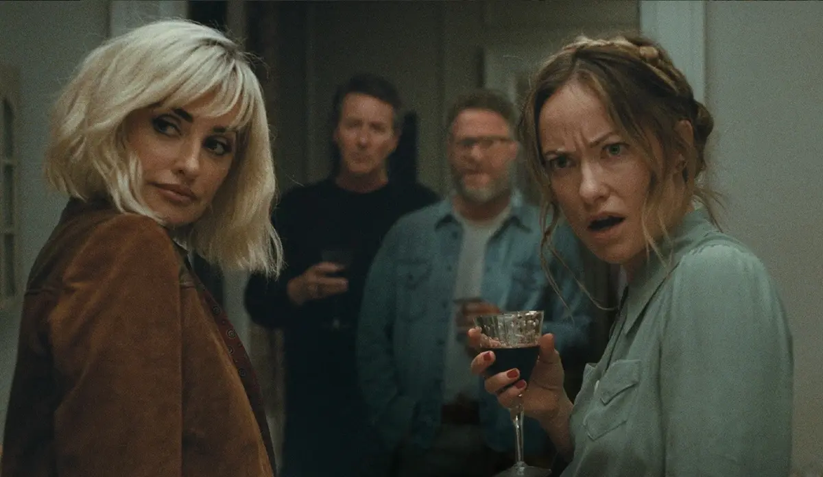 Penélope Cruz e Olivia Wilde em cena do filme O Convite, com Seth Rogen e Edward Norton ao fundo