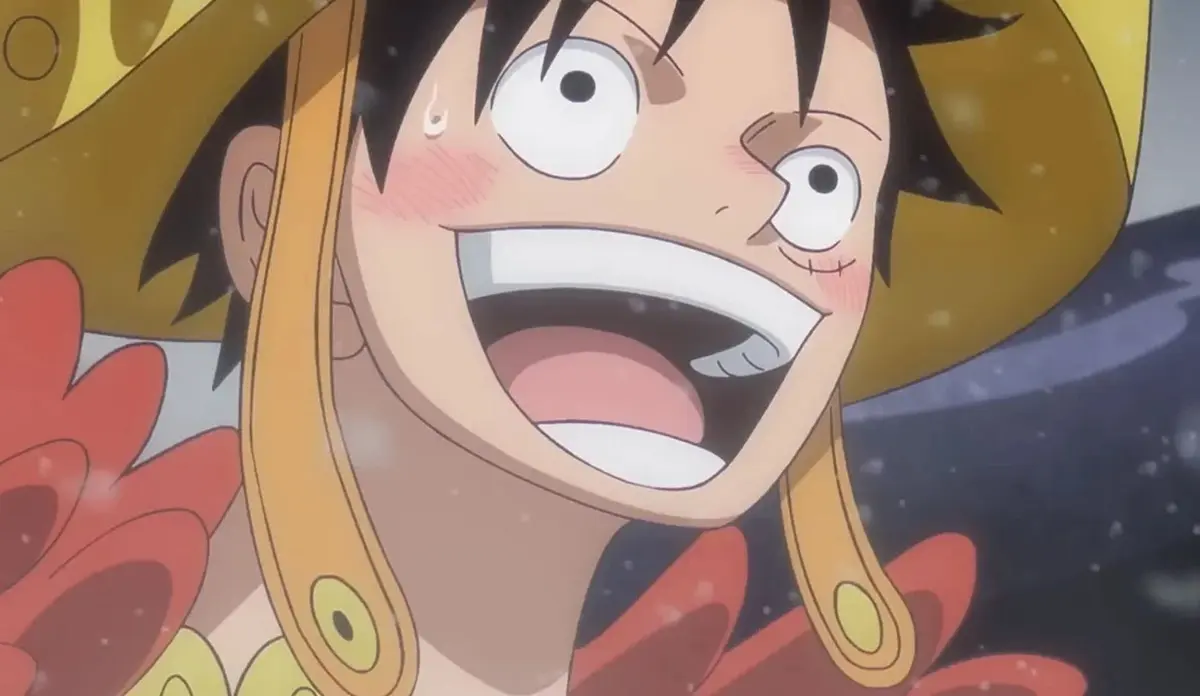 Luffy sorrindo e usando seu traje do arco de Elbaf no anime One Piece