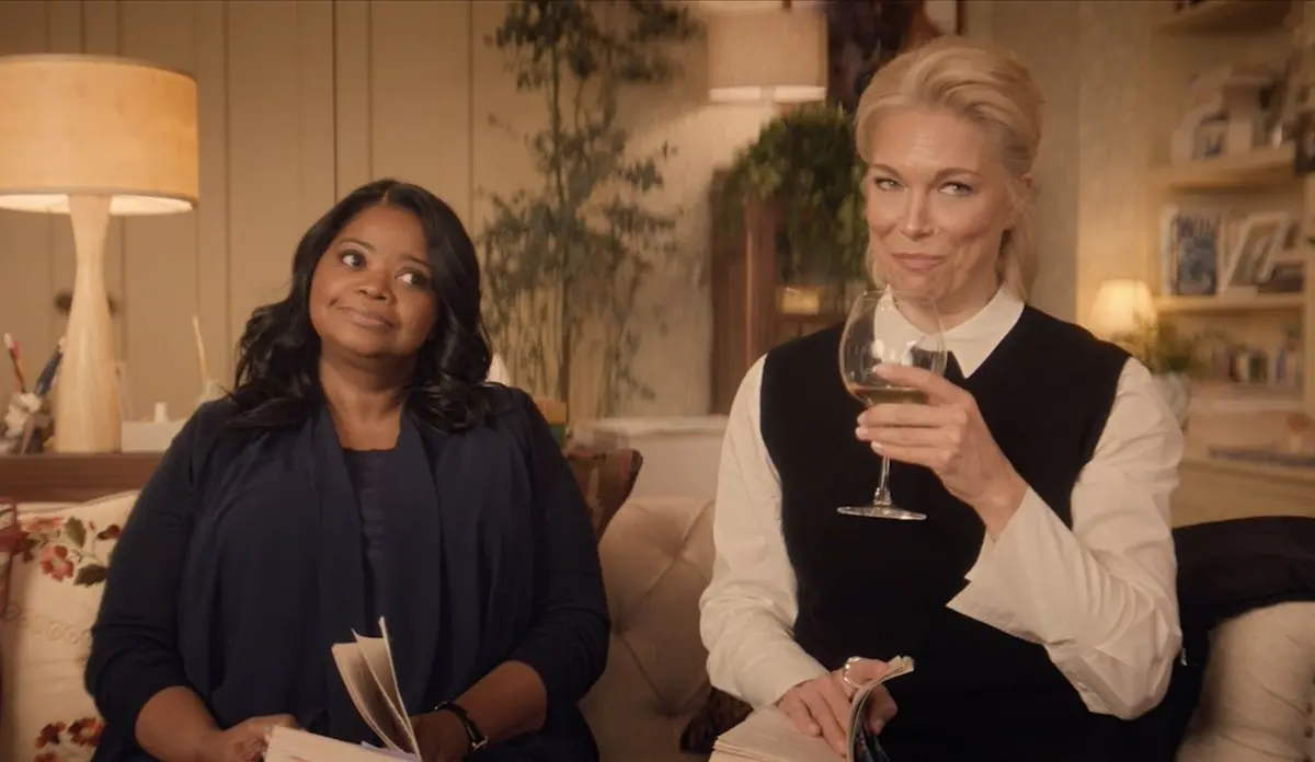 Octavia Spencer e Hannah Waddingham sentadas lado a lado em cena de Parceiras no Crime