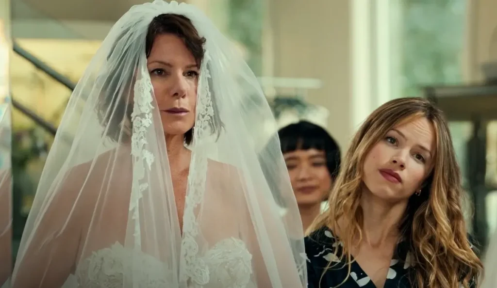 Marcia Gay Harden e Halston Sage como Diane e Kate em cena de A Filha da Noiva