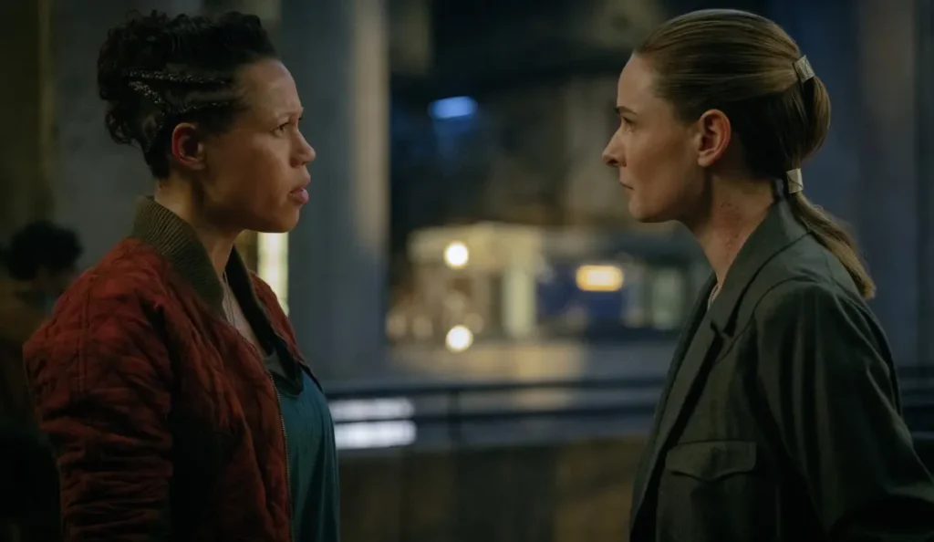 Rebecca Ferguson como Juliette no episódio 3 da 3ª temporada de Silo