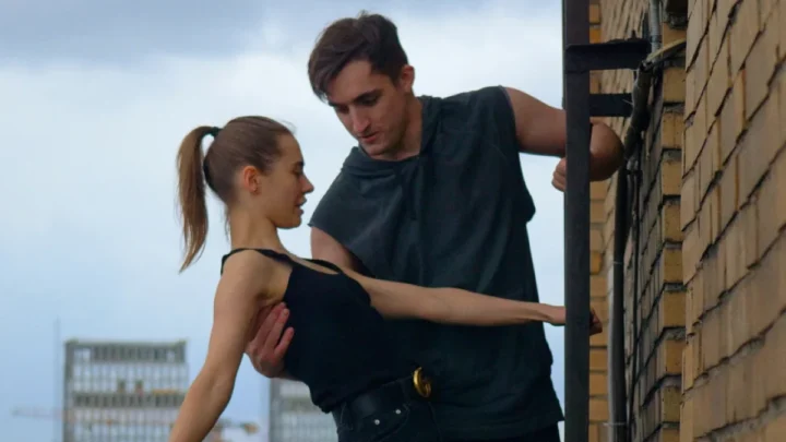Skywalkers: documentário do casal que escalou o Empire State volta a bombar na Netflix