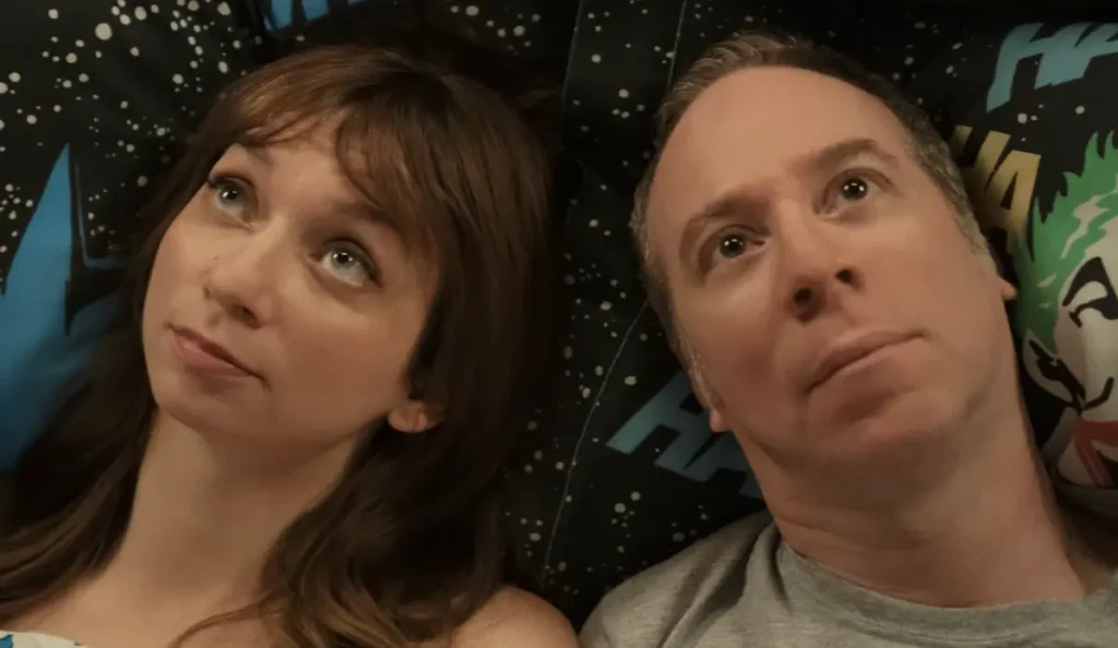 Kevin Sussman como Stuart Bloom em cena de Stuart Não Consegue Salvar o Universo, série da HBO Max