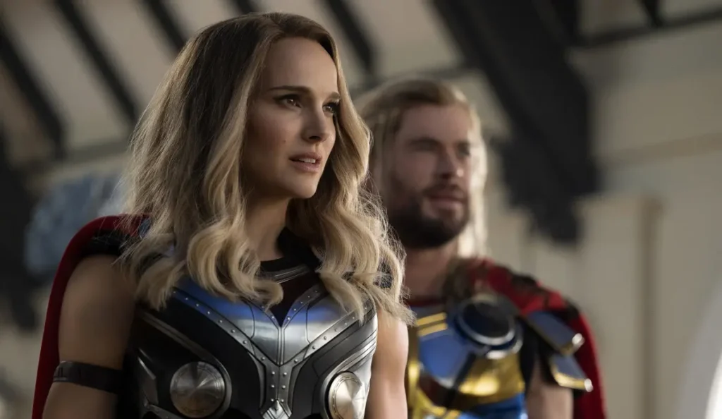 Chris Hemsworth como Thor em cena de Thor: Amor e Trovão