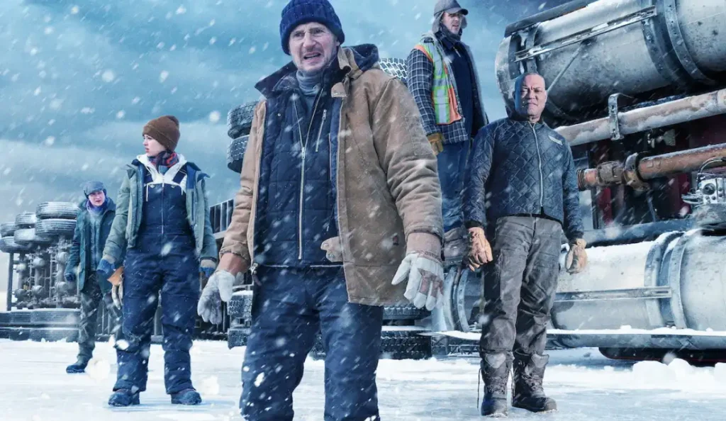 Liam Neeson e os caminhoneiros de Missão Resgate diante de uma estrada congelada