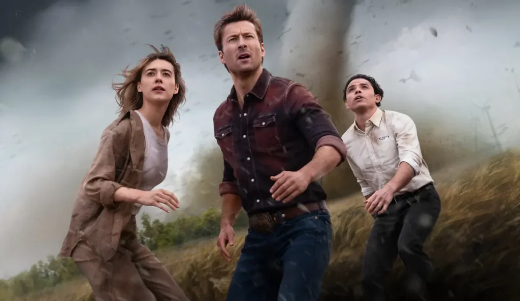 Daisy Edgar-Jones e Glen Powell em cena do filme Twisters