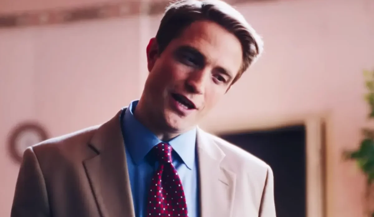 Primetime: Robert Pattinson vira jornalista controverso em primeiro trailer; assista