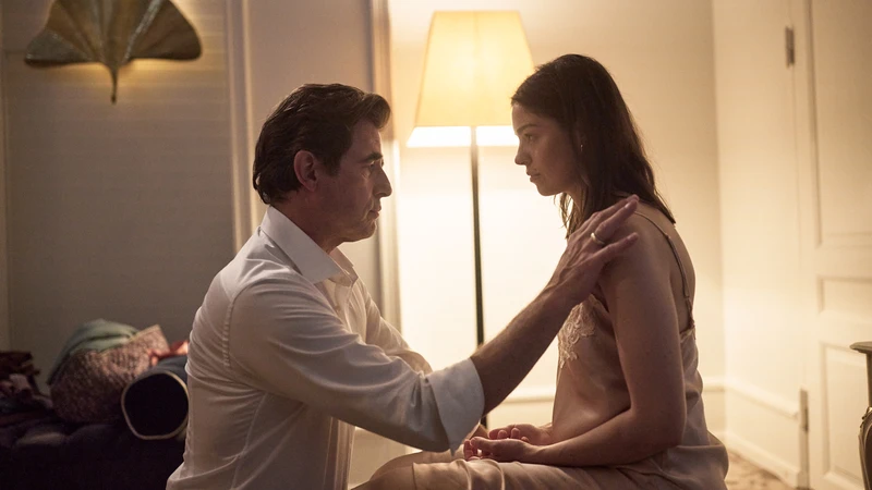 Edmund e Helene em cena do suspense A Mulher Secreta, da Netflix