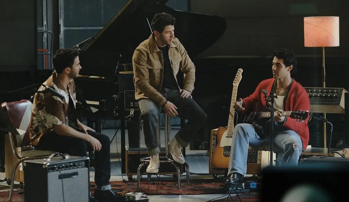 Joe Jonas, Nick Jonas e Kevin Jonas em cena de Camp Rock 3 no Disney+