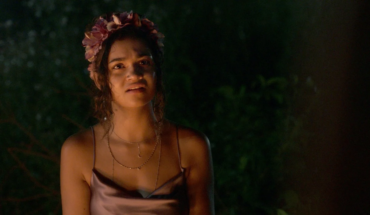 Madison Bailey como Kiara em Outer Banks, série da Netflix