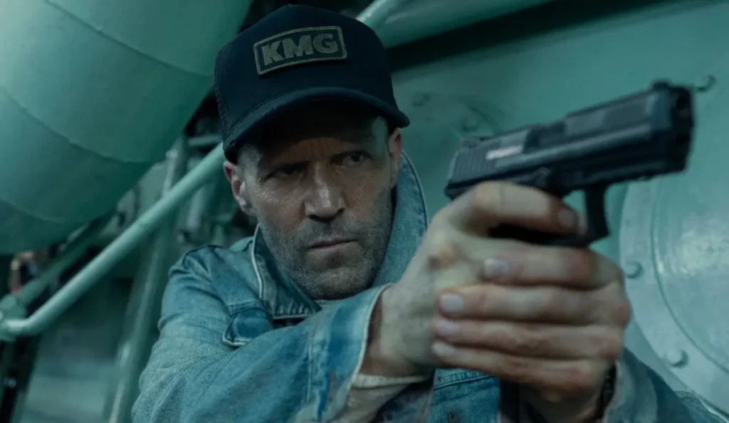 Jason Statham como Cole Reed no filme de ação Código: Vingança