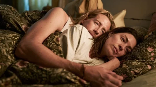 A Mulher Secreta: filme da Netflix coloca mulher diante de uma família que ela não reconhece