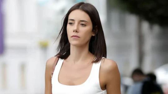 Iludida (27/08): festa de Volkan termina em briga após descoberta de Asya; veja o resumo