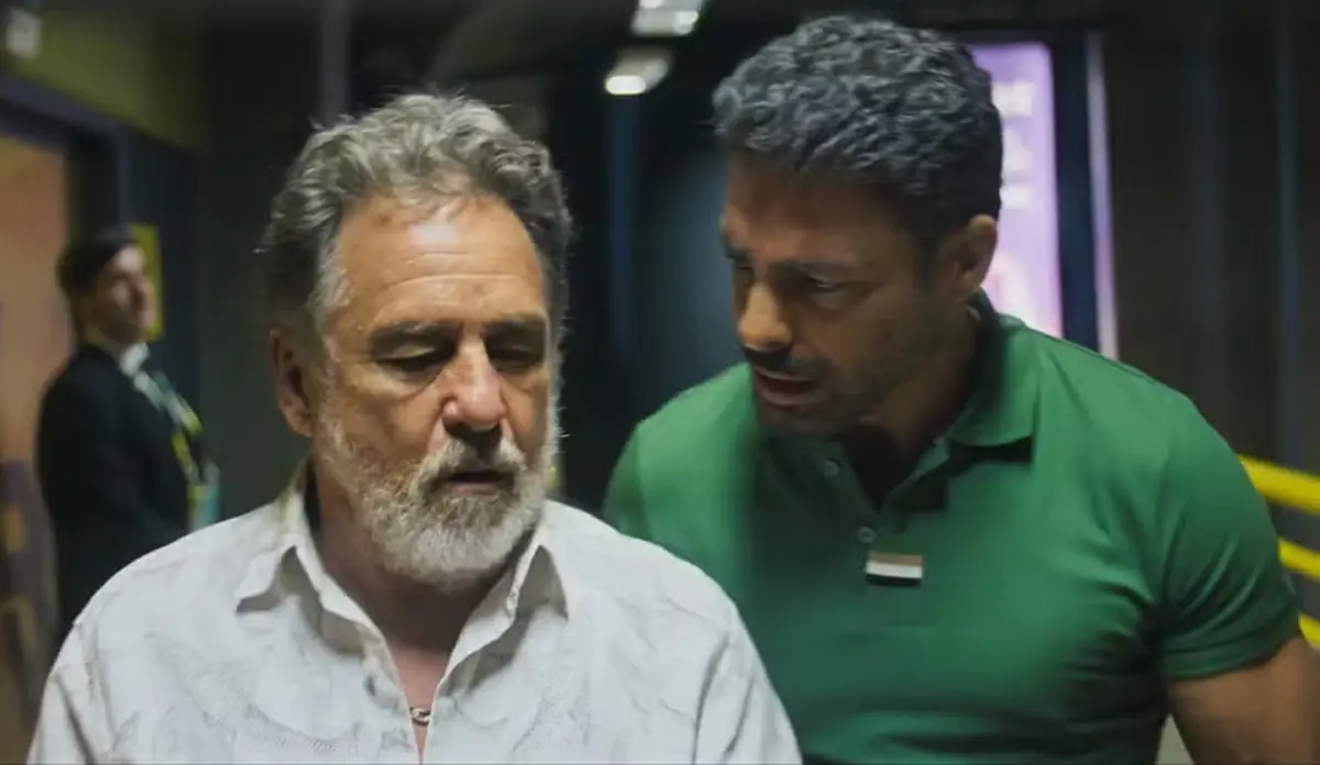Valdemar, vivido por Marcos Frota, e Maurício, interpretado por Cauã Reymond, em cena de Jogada de Risco