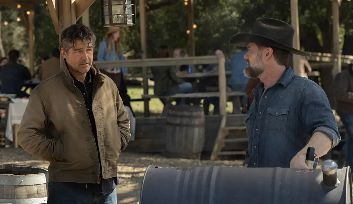 Kyle Chandler como Hal Jordan no primeiro episódio de Lanternas