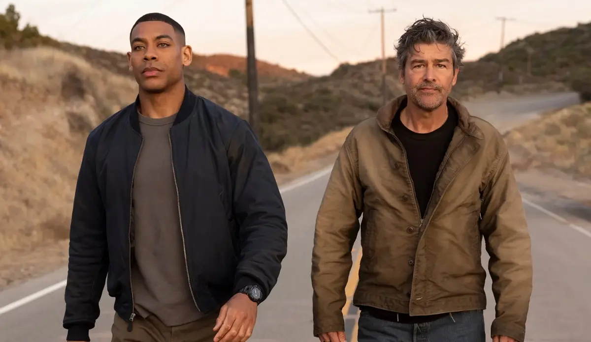 Aaron Pierre e Kyle Chandler como John Stewart e Hal Jordan na série Lanternas