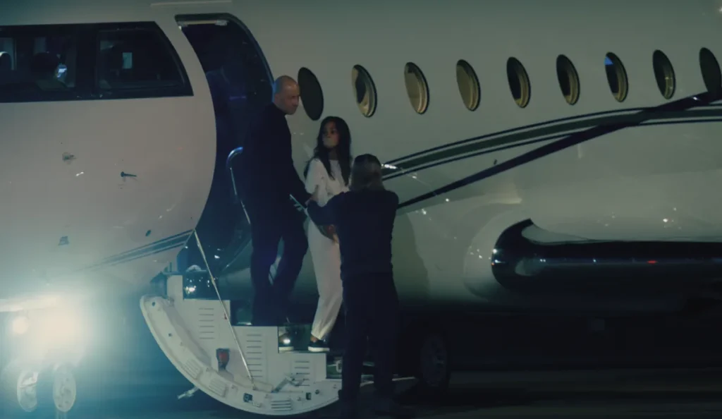 Cena de Joe deixando o avião após ser sequestrada em Lioness
