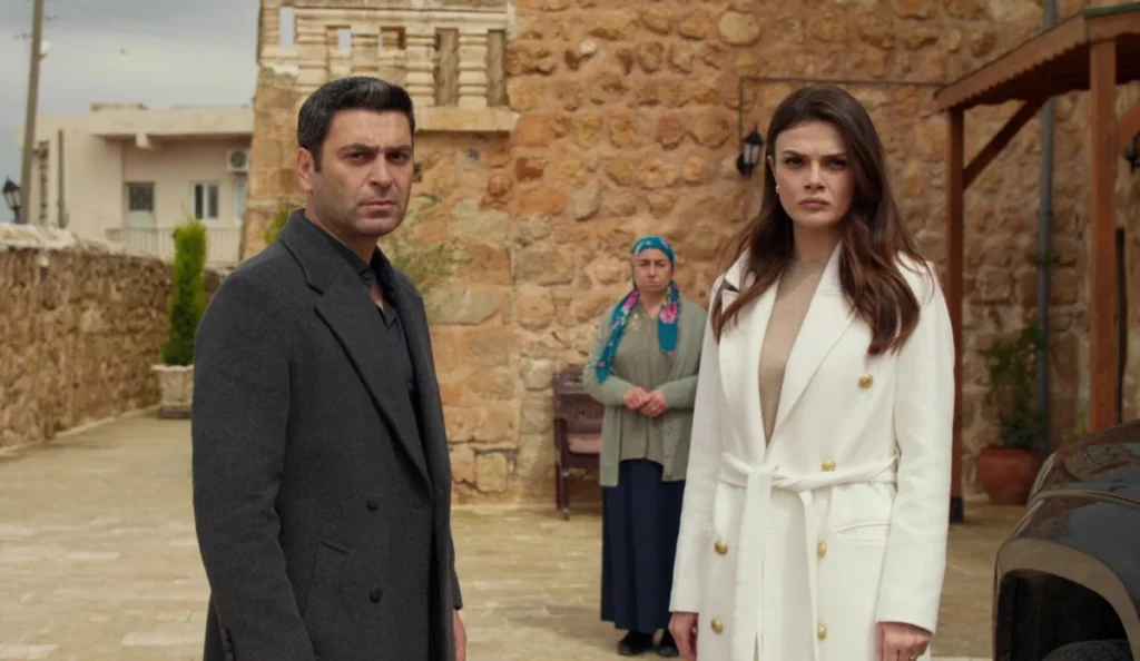 Imagem da série Longe Demais, produção turca disponível na HBO Max com Sinem Ünsal e Ozan Akbaba