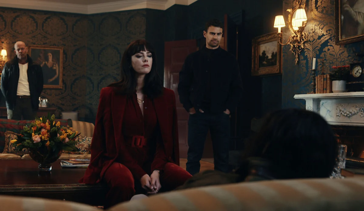 Theo James e Kaya Scodelario em cena de Magnatas do Crime