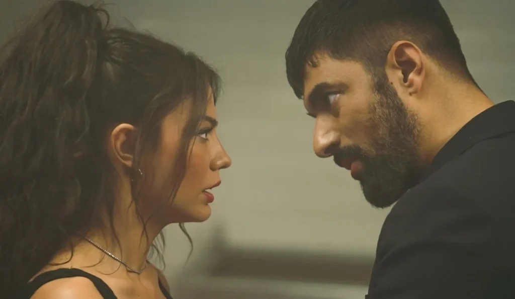 Demet Özdemir e Engin Akyürek como Farah e Tahir em Meu Nome é Farah