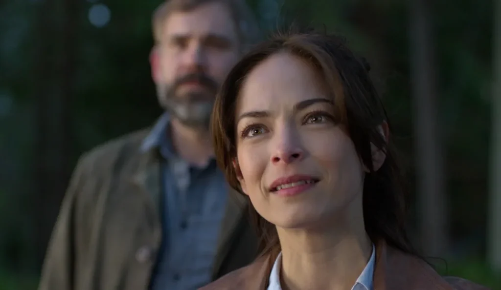 Kristin Kreuk como Cassandra Lee em cena da série Murder in a Small Town