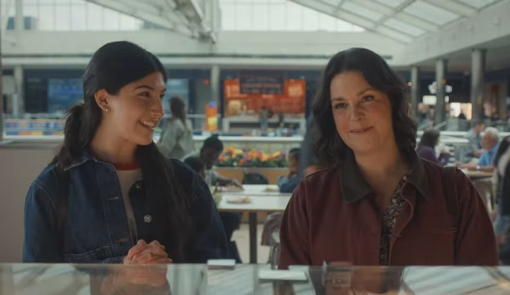 Sunny Sandler e Melanie Lynskey em cena do filme Não Deseje Boa Sorte, da Netflix