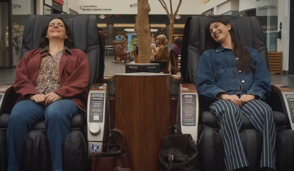 Sophie e Elizabeth em cena de Não Deseje Boa Sorte, filme lançado pela Netflix