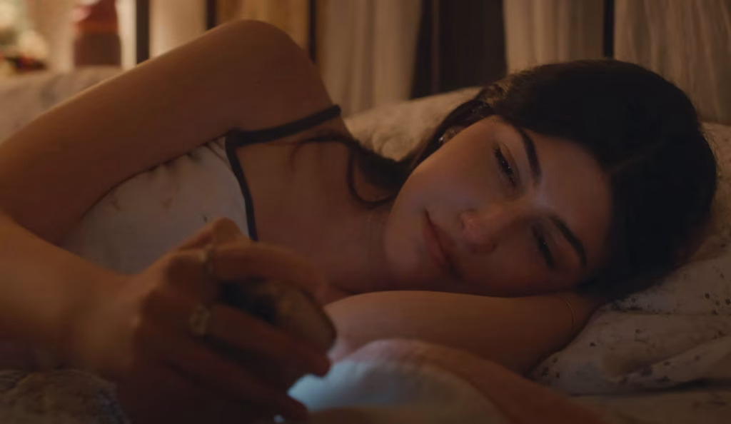 Sophie em cena do filme Não Deseje Boa Sorte durante a história sobre a doença de sua mãe