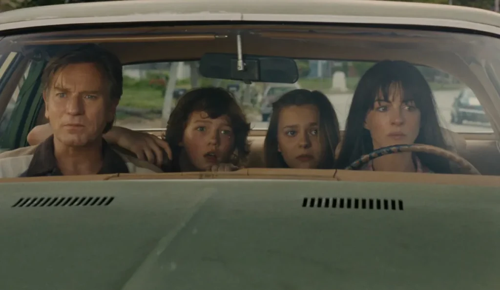 Ewan McGregor e Anne Hathaway no filme O Fim da Rua