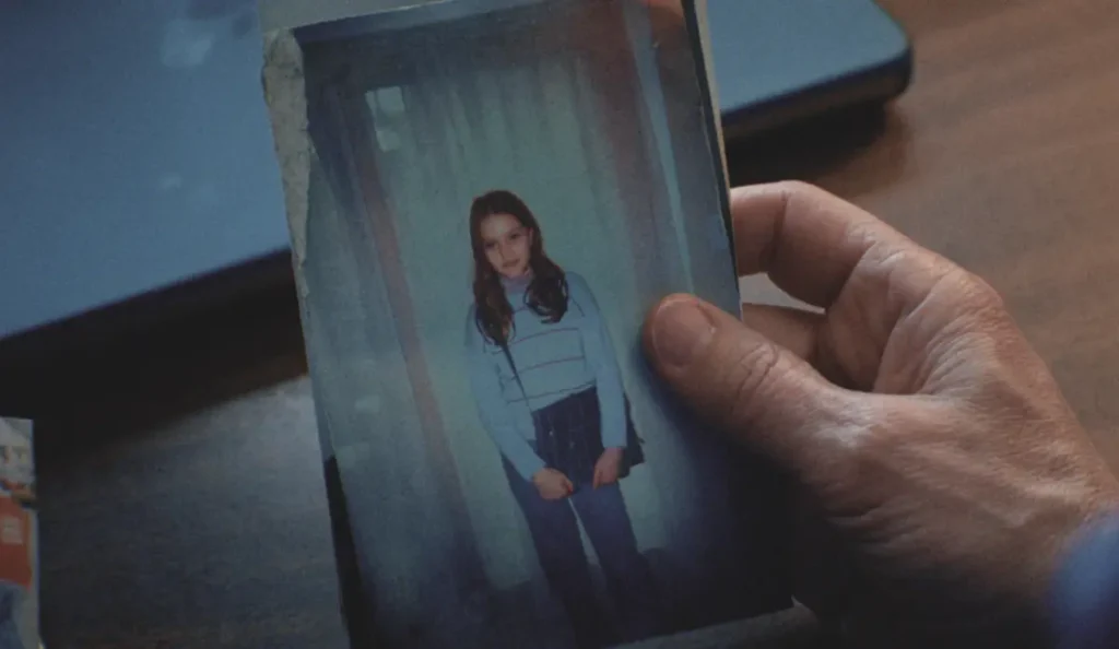Tom descobre que a garota de azul
é na verdade Rebecca, mãe de Jake