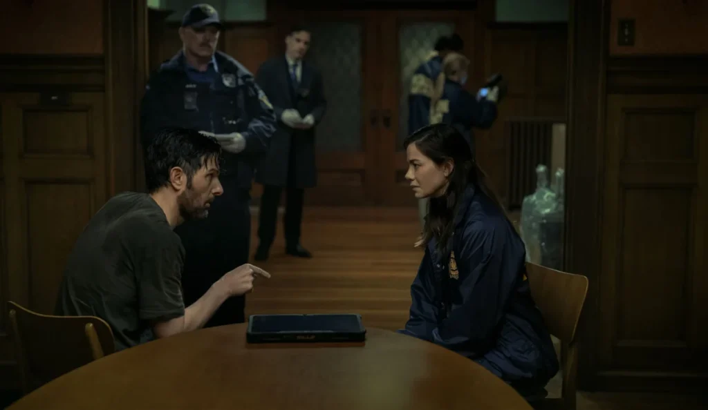 Cena de O Homem que Sussurra filme da Netflix baseado no livro de Alex North