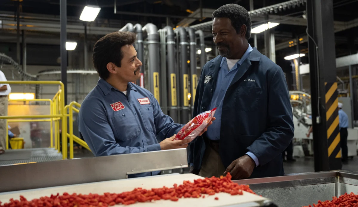 Cena de O Sabor Que Mudou a História com Richard Montañez durante sua trajetória na Frito-Lay