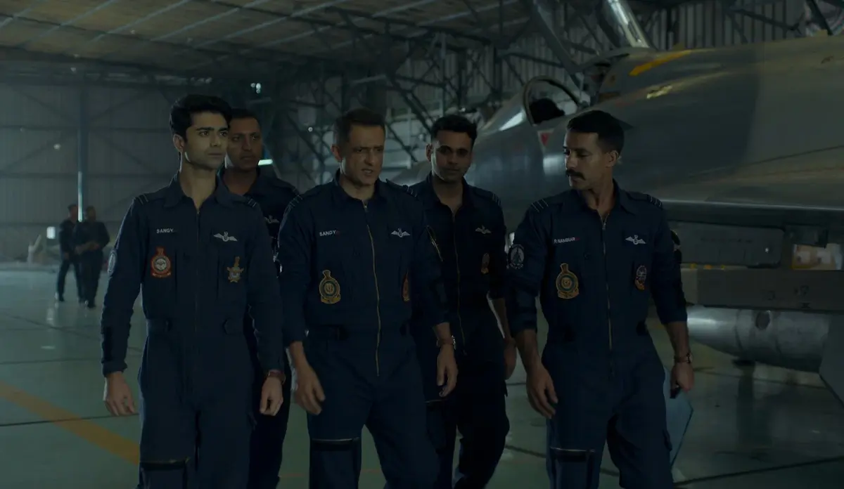 Integrantes da Força Aérea Indiana em um hangar na série Operação Safed Sagar, da Netflix