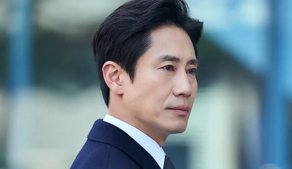 Shin Ha-kyun como Shin Cha-il em cena da série Os Auditores, disponível na Netflix