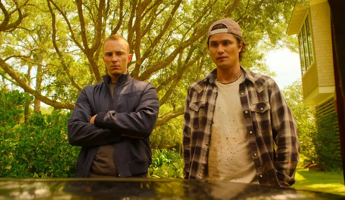 Chase Stokes como John B na temporada final de Outer Banks