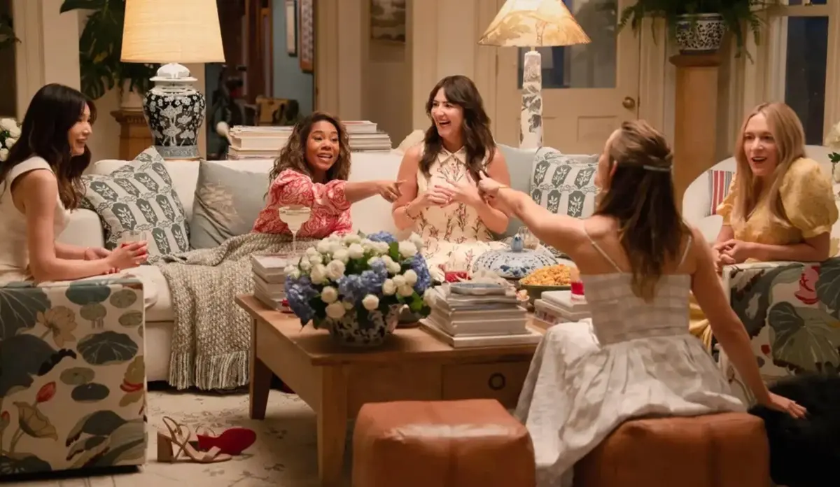 Imagem de The Five Star Weekend mostra as protagonistas reunidas em uma sala durante um momento de descontração