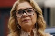 Quem Ama Cuida (28/08): Carla entrega arquivo a Pedro e Brigitte rejeita Pilar