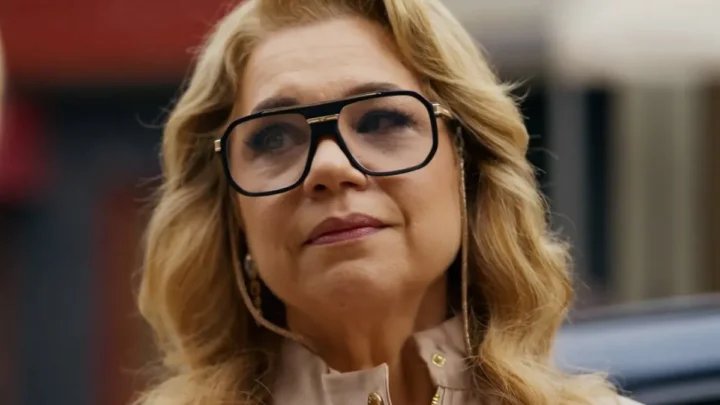Quem Ama Cuida (28/08): Carla entrega arquivo a Pedro e Brigitte rejeita Pilar