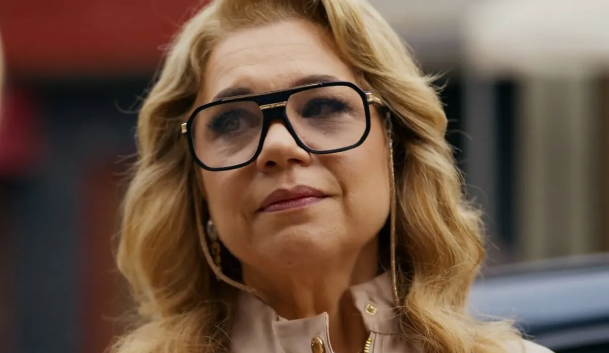 Quem Ama Cuida (28/08): Carla entrega arquivo a Pedro e Brigitte rejeita Pilar
