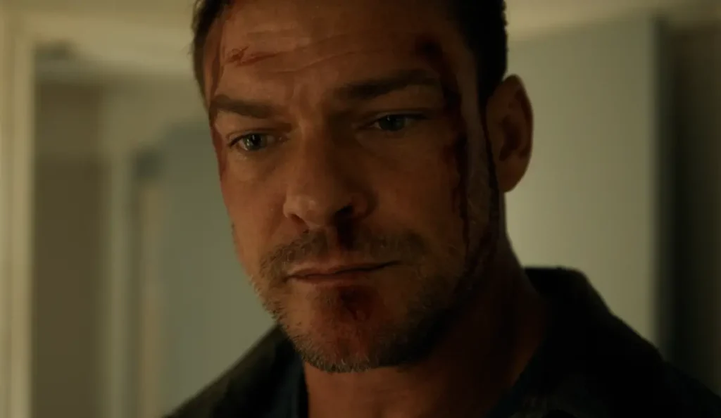 Imagem de Reacher no episódio 4 da 4ª temporada, disponível no Prime Video