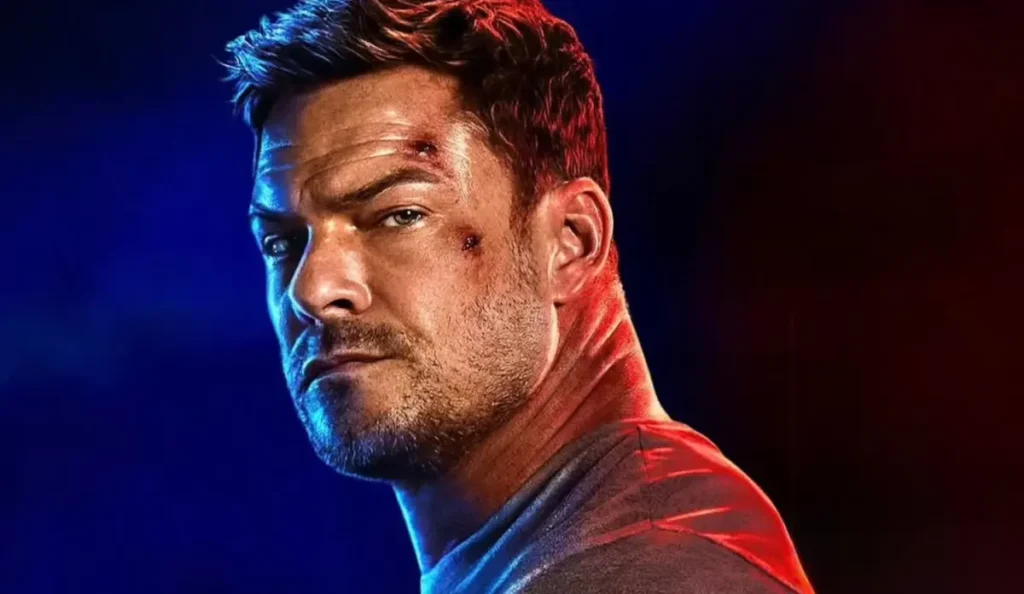 Alan Ritchson em imagem promocional da 4ª temporada de Reacher