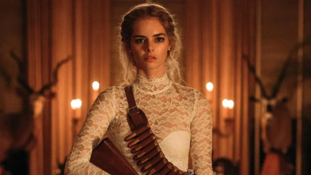 Samara Weaving em cena do filme Casamento Sangrento
