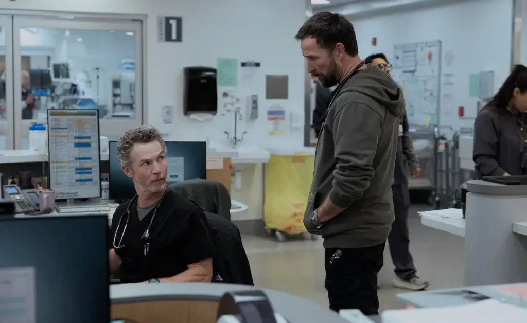 Shawn Hatosy como Dr. Jack Abbot e Noah Wyle como Dr. Robby na 3ª temporada de The Pitt (Foto: Reprodução/HBO Max)