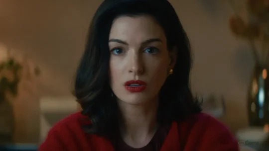 Anne Hathaway e Dakota Johnson vivem jogo perigoso no trailer de Verity