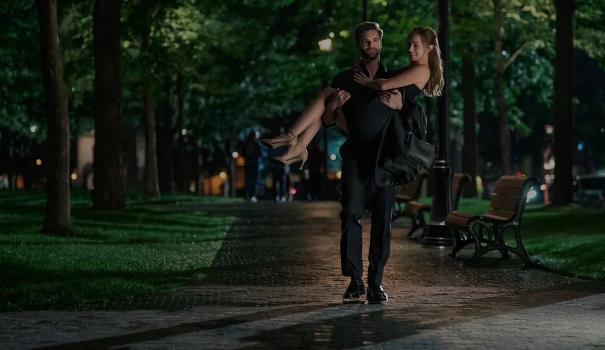 Olive e Adam juntos em cena do filme A Hipótese do Amor
