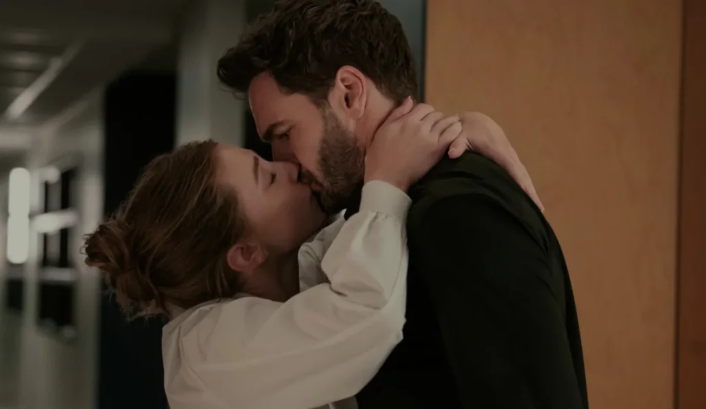 Lili Reinhart e Tom Bateman como Olive e Adam se beijando em A Hipótese do Amor