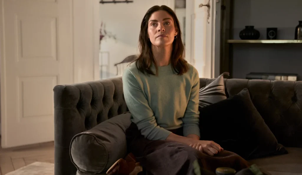 Helene em cena do filme A Mulher Secreta, da Netflix