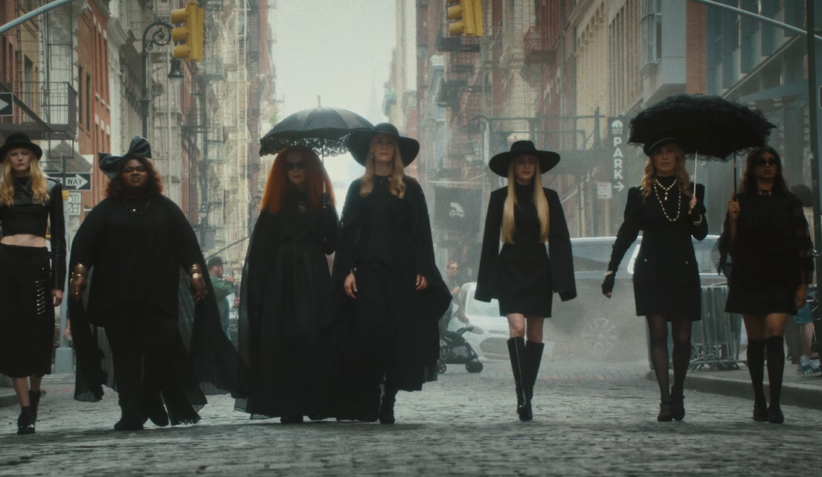Sarah Paulson, Emma Roberts, Frances Conroy e elenco de Coven na 13ª temporada de American Horror Story