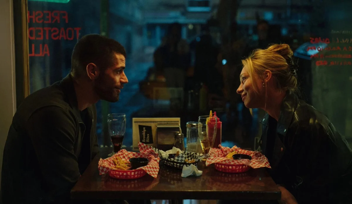 Ester Expósito e Hugo Diego García em cena de Atraídos Pelo Destino