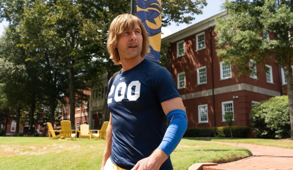 Glen Powell como Russ Holliday na segunda temporada de Chad Powers